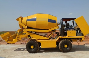 Xe trộn bê tông tự nạp liệu
